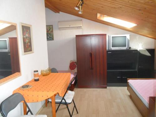 Μια τηλεόραση ή/και κέντρο ψυχαγωγίας στο Apartments Simpa