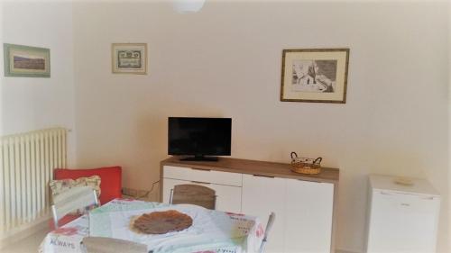 a room with a table with a television and a chair at Casa Vacanze Da Giusy in Matera