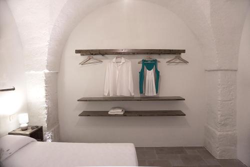 ein Schlafzimmer mit Regalen und ein Bett in einem Zimmer in der Unterkunft Masseria Capece in Cisternino