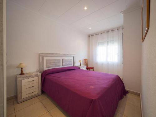 ロザスにあるInmoSantos Oasis B5のベッドルーム(紫色のベッド1台、窓付)