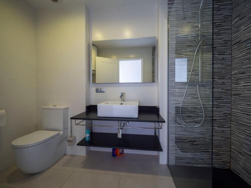 ロザスにあるInmoSantos Oasis D4のバスルーム(洗面台、トイレ、鏡付)