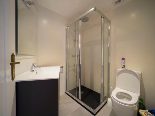 ロザスにあるInmoSantos Oasis A2のバスルーム(シャワー、トイレ、シンク付)