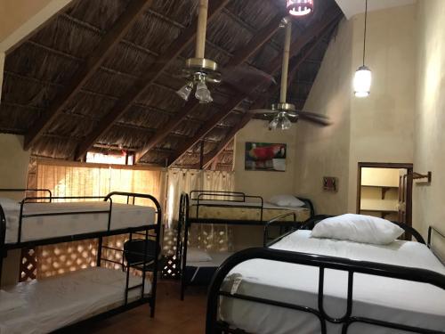 Postel nebo postele na pokoji v ubytování La Palapa Hut Nature Hostel