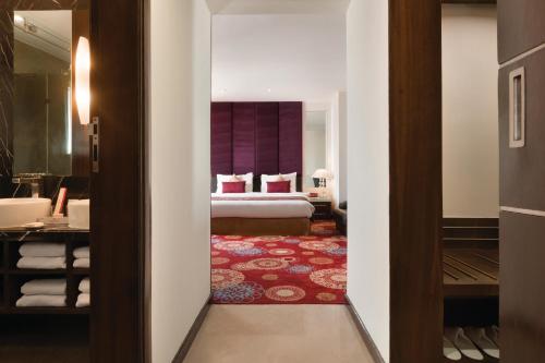 Koupelna v ubytování Ramada Ahmedabad