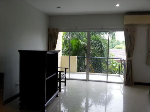 una sala de estar con una gran puerta corredera de cristal en C.A.P Mansion en Phuket