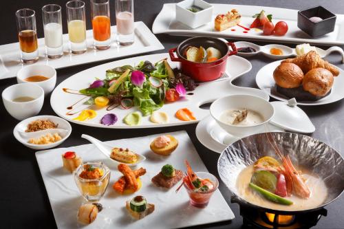 登別市にある望楼 NOGUCHI 登別(大人専用)のいくつかの皿に食べ物が載ったテーブル