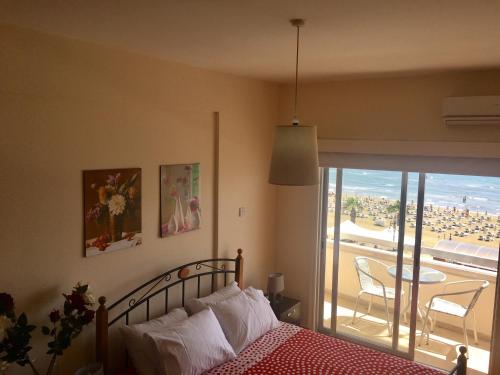 - une chambre avec un lit et une vue sur la plage dans l'établissement Alex Beach Apartment 33, à Larnaka