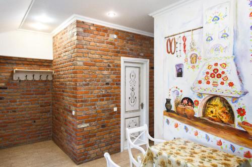 Zimmer mit Ziegelwand und Kamin in der Unterkunft Apartments in Old City in Kamjanez-Podilskyj