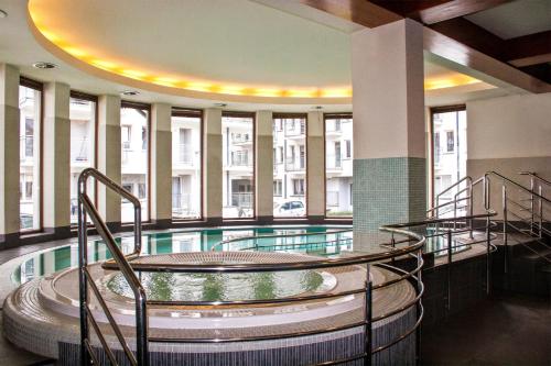 basen w budynku ze schodami ruchomymi w obiekcie Prestige Apartamenty Stara Polana & SPA2 w Zakopanem