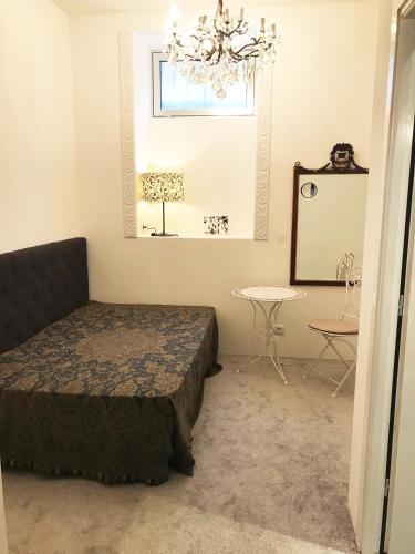 - une chambre avec un lit, une fenêtre et une table dans l'établissement Studio "11"near Monaco, à Beausoleil