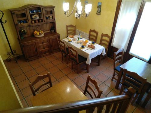 an overhead view of a dining room with a table and chairs at Casa Rural Celtia in Aguilar del Río Alhama