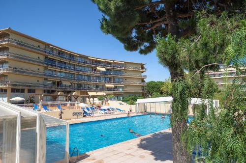 une piscine devant un hôtel dans l'établissement Residence Heliotel Marine - maeva Home, à Saint-Laurent-du-Var