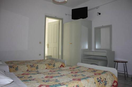 TV a/nebo společenská místnost v ubytování Philippos Kassiopi Apartments