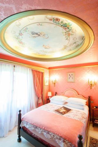 Ένα ή περισσότερα κρεβάτια σε δωμάτιο στο Le Petit Manoir des Bruyères