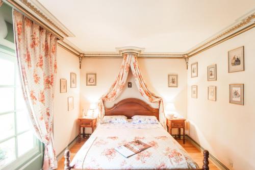 Ένα ή περισσότερα κρεβάτια σε δωμάτιο στο Le Petit Manoir des Bruyères