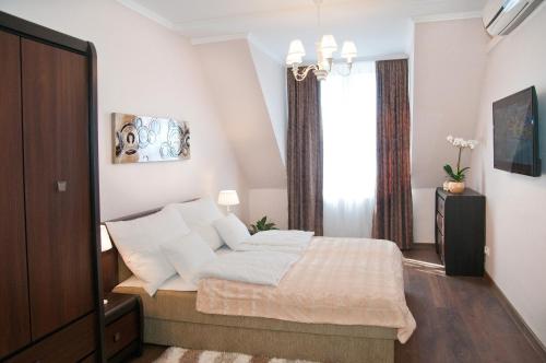Кровать или кровати в номере Ametiszt Apartman