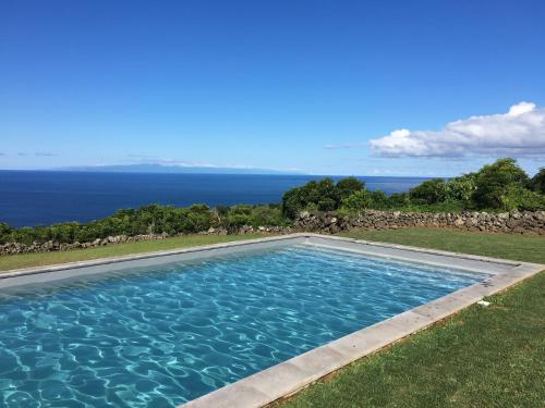 a swimming pool with the ocean in the background at Pico da Vigia in Santa Bárbara