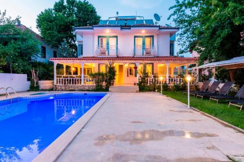 Bazén v ubytování Calypso Cozy Suites nebo v jeho okolí