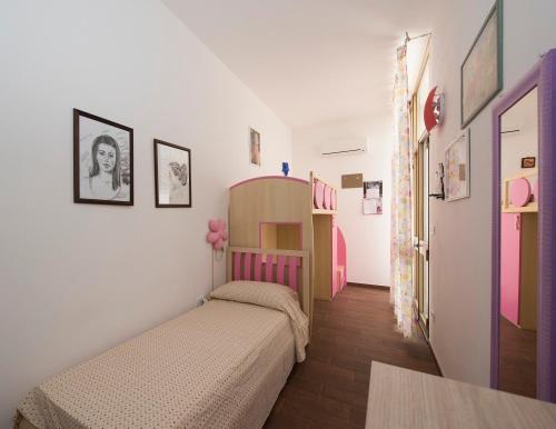 トッレ・ラピッロにあるVilla Coralloの小さなベッドルーム(ベッド2台付)