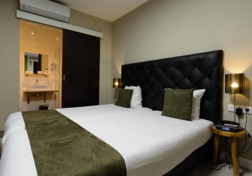 Katil atau katil-katil dalam bilik di Camp-Inn Hotel