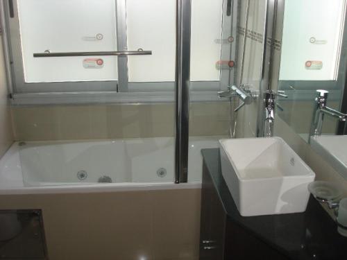 A bathroom at Premium Libertador