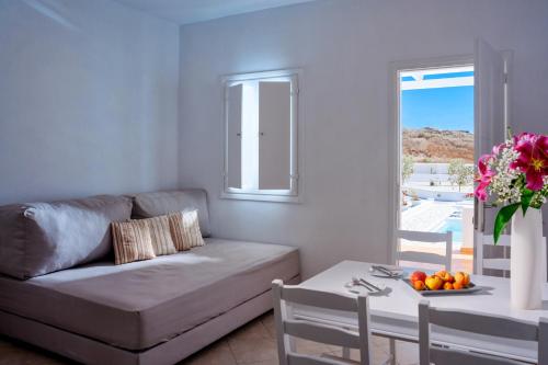 Un lugar para sentarse en Katharos Pool Villas