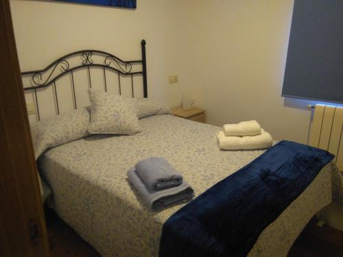 - une chambre avec un lit et 2 serviettes dans l'établissement La Maria Diego, à Peñamellera Baja