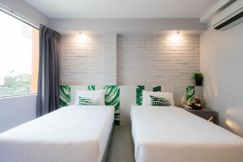 The Pat Hotel 객실 침대