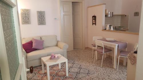 een woonkamer met een bank en een tafel bij Maison de Famille in Acerenza