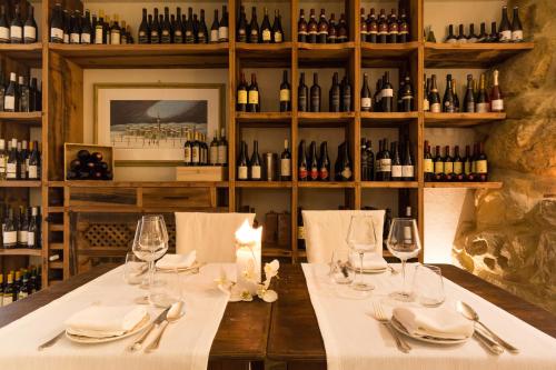 A restaurant or other place to eat at Castello Di Petrata