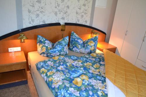 1 cama con edredón y almohadas azules en Auf der Weide, en Lichtenhain