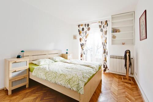 1 dormitorio con 1 cama, vestidor y ventana en Apartment Grga, en Zagreb