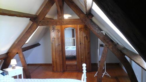 Habitación con puerta de madera en el ático en Le Colombier, en Hardinghen