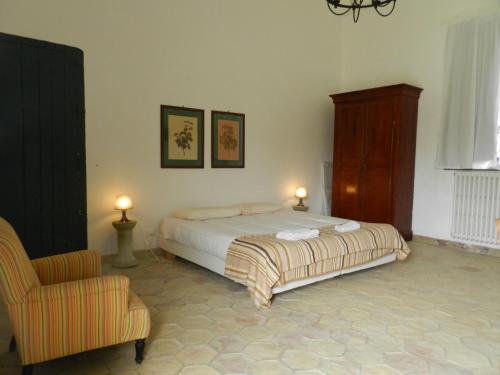 Masseria Acque Di Palermo في Roccapalumba: غرفة نوم بسرير وكرسي