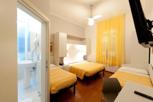 Un pat sau paturi într-o cameră la Hotel Gardenia