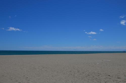 an empty beach with the ocean in the background at Hotel La Casa in Le Barcarès