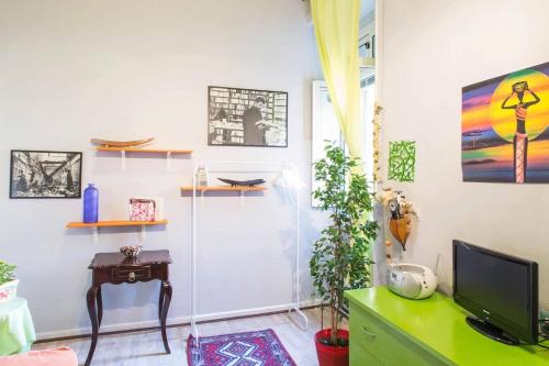 een woonkamer met een tv en een tafel bij San Gregorio Studio in Napels