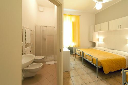 Un baño de Hotel Gardenia