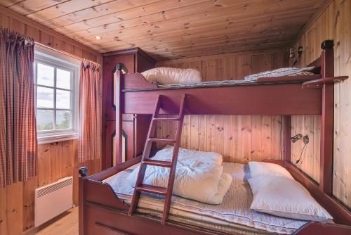מיטה או מיטות קומותיים בחדר ב-Bitigrenda Storhytte