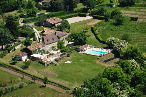 - une vue aérienne sur un domaine avec une piscine dans l'établissement Chambres d'Hôtes La Bastide des Trémières, à Saint-Antoine-de-Breuilh
