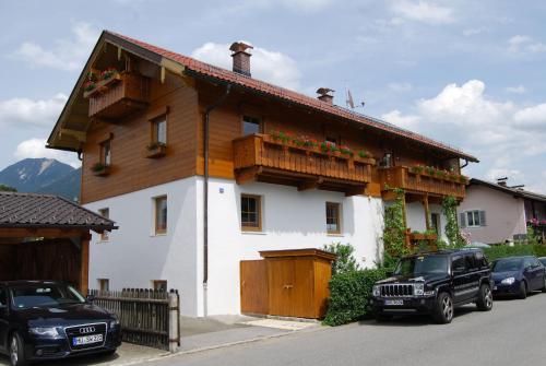 una casa con coches aparcados delante de ella en Parahotel, en Garmisch-Partenkirchen