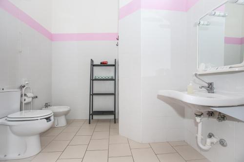 uma casa de banho branca com um WC e um lavatório em Il Lato Azzurro em Veneza