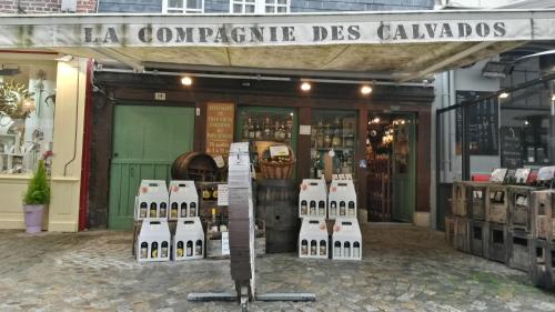 un front de magasin avec un panneau indiquant la comparative des calais dans l'établissement La Petite Fugue, à Honfleur