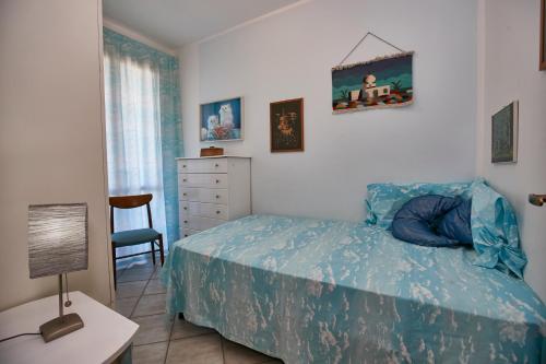 マルサラにあるVilla Panarea Beachのベッドルーム1室(ベッド1台、テーブル、椅子付)