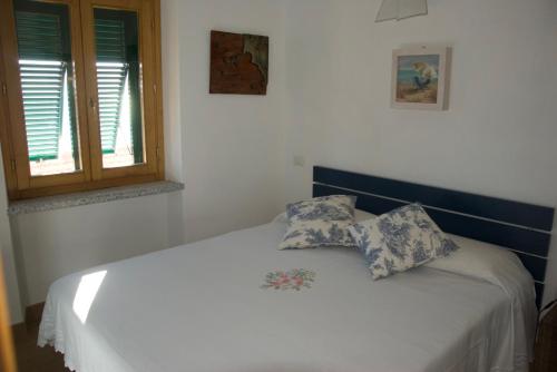 - une chambre avec un lit et 2 oreillers dans l'établissement Casa Guerrino, à Chiessi