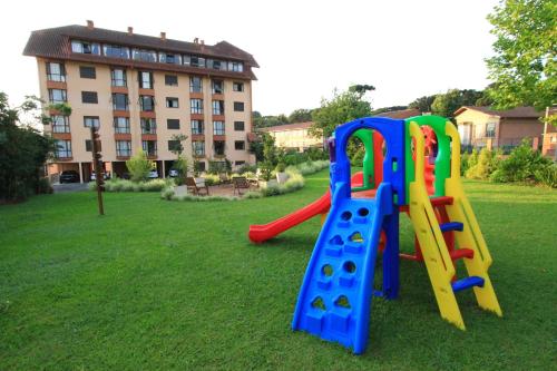um parque infantil com escorrega num parque em Hotel Tissiani Canela em Canela