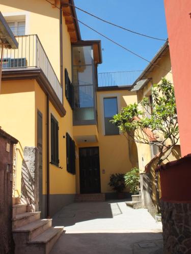 un edificio amarillo con una puerta negra y escaleras en La Tortora en Fisciano