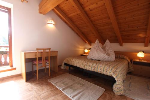 En eller flere senge i et værelse på Agritur Chelodi