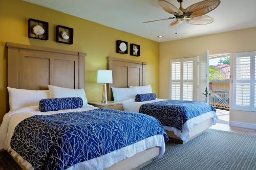 Un pat sau paturi într-o cameră la Pacific Shores Inn