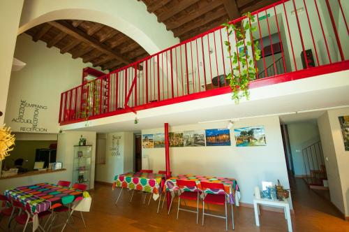 Habitación con mesa, sillas y escalera. en Albergue Santa Ana, en Plasencia
